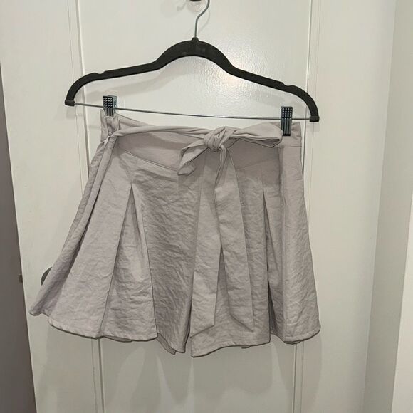 SHEIN Light Khaki/ Gray Color Shorts With Belt Tie Size L - Picture 1 of 8